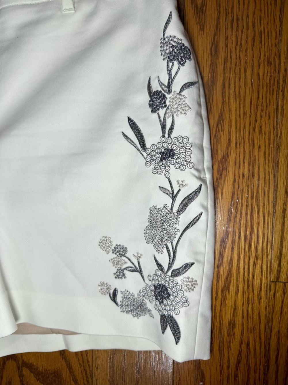 White House Black Market White High-Waist Embroidered Floral Shorts - Picture 4 of 6